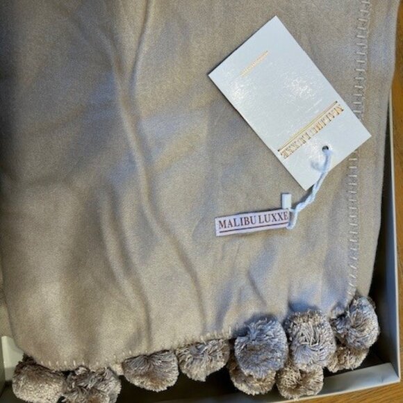 Malibu Luxxe - pom pom throw - Picture 4 of 6